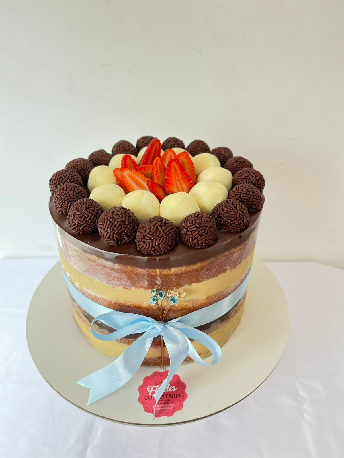 Bolo naked com brigadeiros e morangos