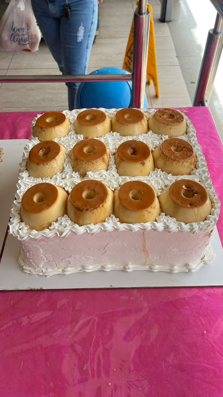 Bolo quadrado decorado com pudins individuais